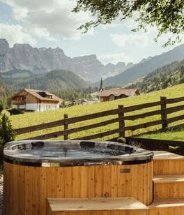 Jacuzzi with a view of Longiarù
