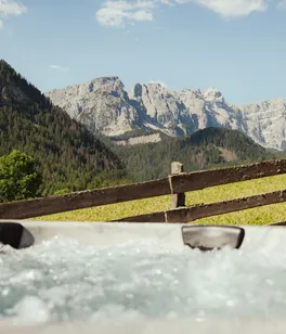 Whirlpool Ostí Vedl mit Blick auf die Dolomiten