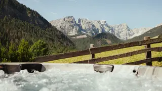 Idromassaggio Ostí Vedl con vista sulle Dolomiti