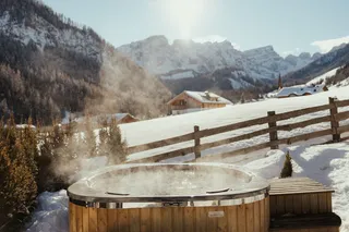 Steaming hot tub in Longiarú