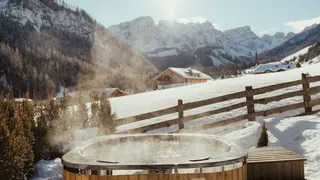 Steaming hot tub in Longiarú