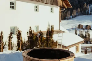 Holz-Kaltbecken, von Schnee umgeben, außerhalb von Ostí Vedl.