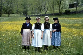 Famiglia con vestiti contadini tradizionali in Val Badia